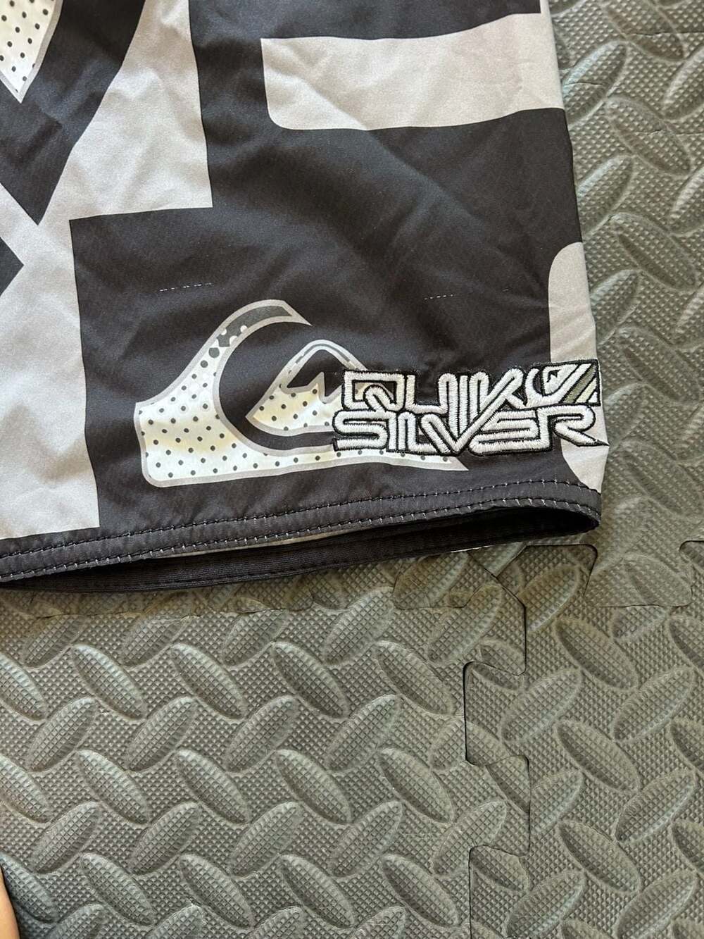 Quiksilver Geometric All-Over Print Boardshorts Size 34 - Picture 3 of 4